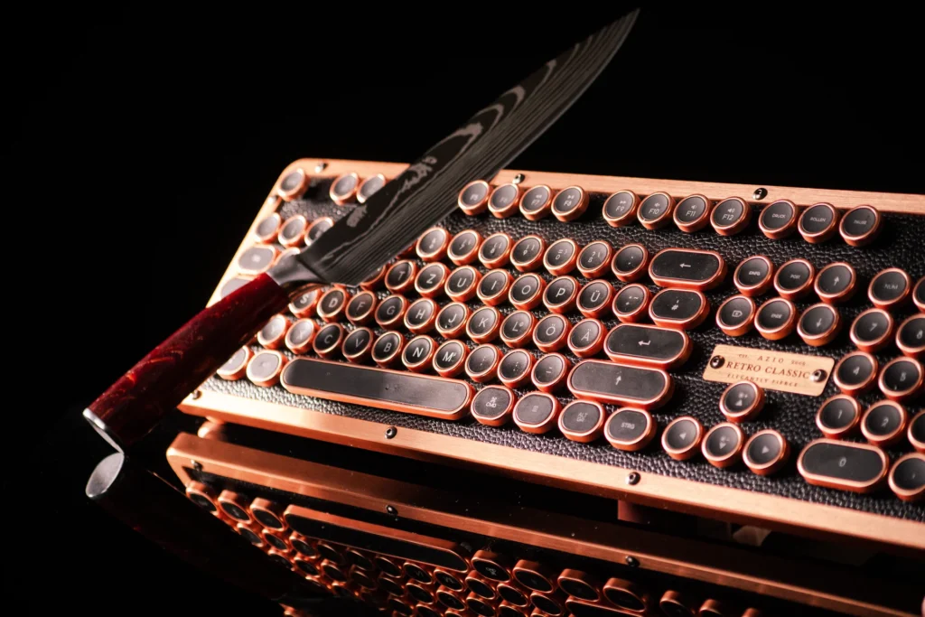 Tastatur mit roten Highlights und Messer